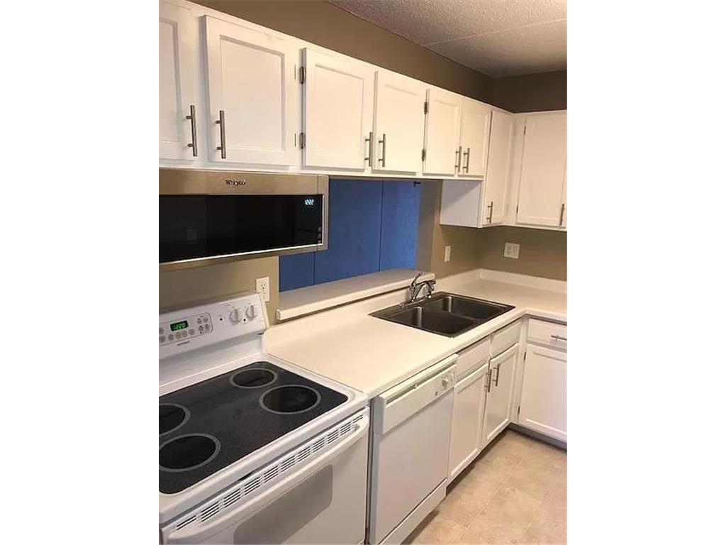 Foto del edificio - 10411 Cedar Lk Rd S