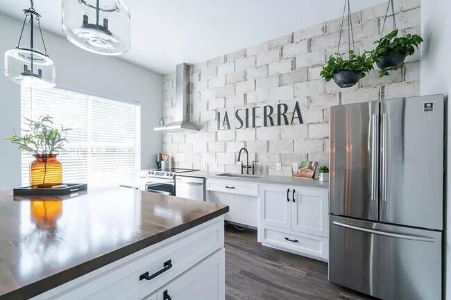 Building Photo - 520 FM306