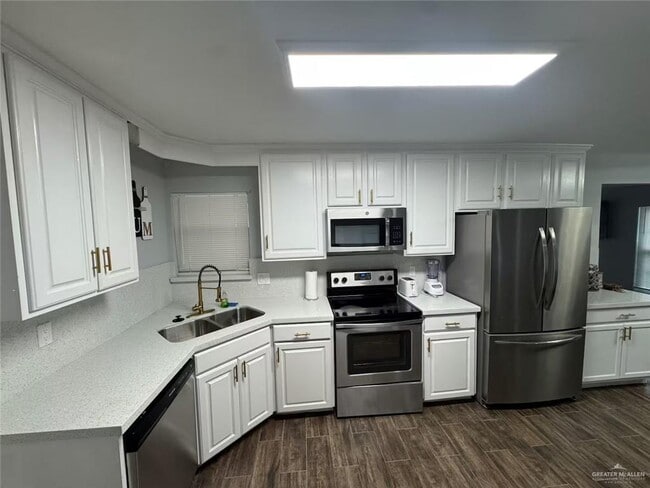 Building Photo - 3000 Royal Palms Cir