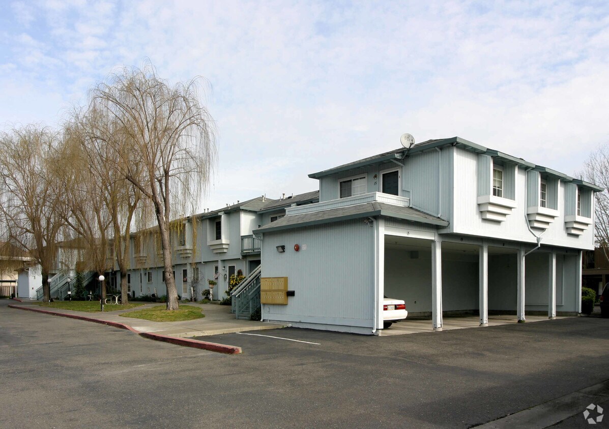 Primary Photo - Russell Court Apartments