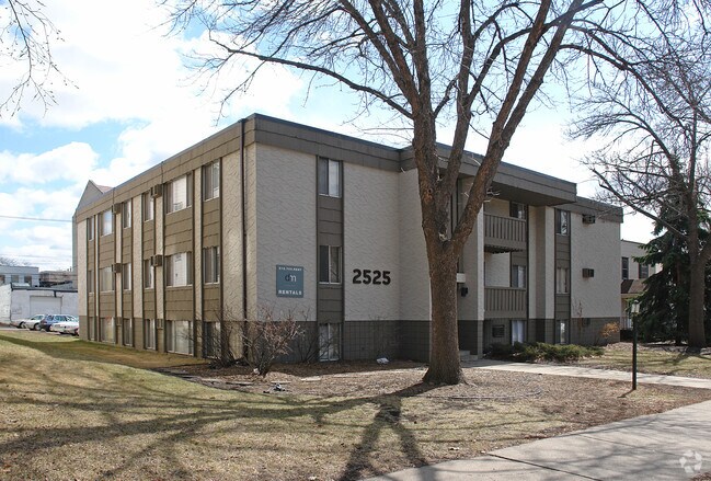 Foto del edificio - 2525 S Blaisdell Ave