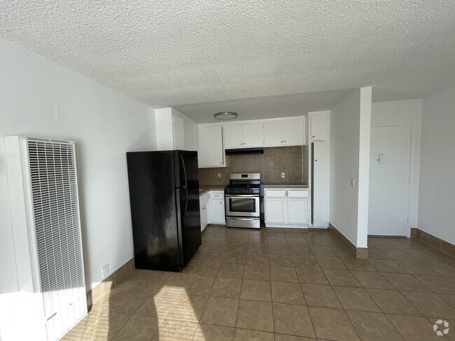 One bedroom kitchen & entrance - 1513 S Arlington Ave