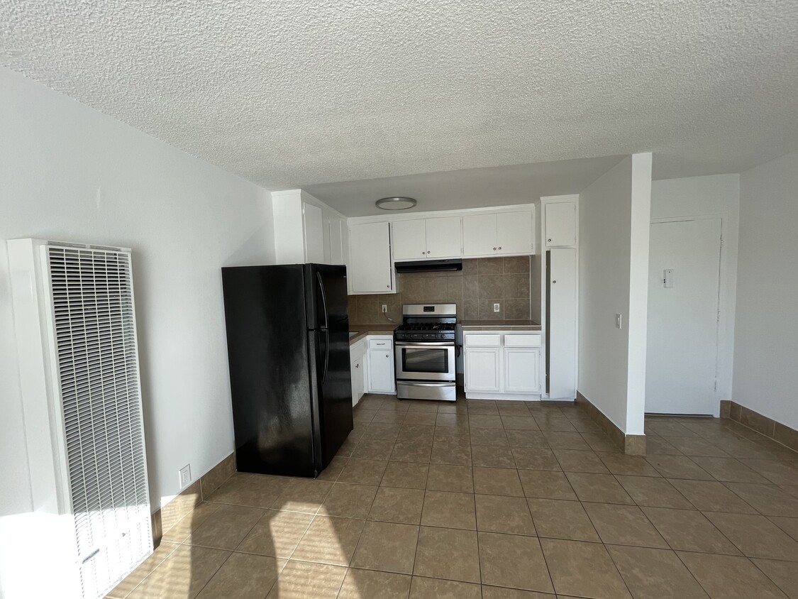 Cocina y entrada de un dormitorio. - 1513 S Arlington Ave