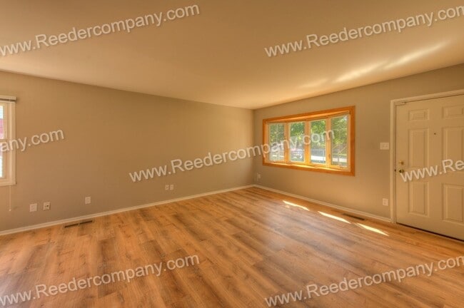 Building Photo - 3 Bedroom / 1 Bathroom Home