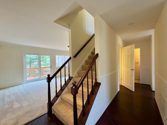 Foto del edificio - Spacious 4Bed/3.5Bath in Catonsville