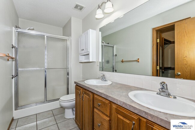 Building Photo - Spacious 4 bed 3 bath Home in Derby School...