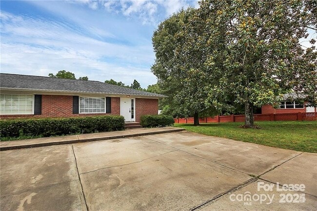 Building Photo - 1005 Rainbow Dr