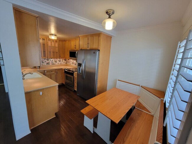 Building Photo - SPACIOUS MID-LEVEL 1BD/1BA LIVING SPACE WI...