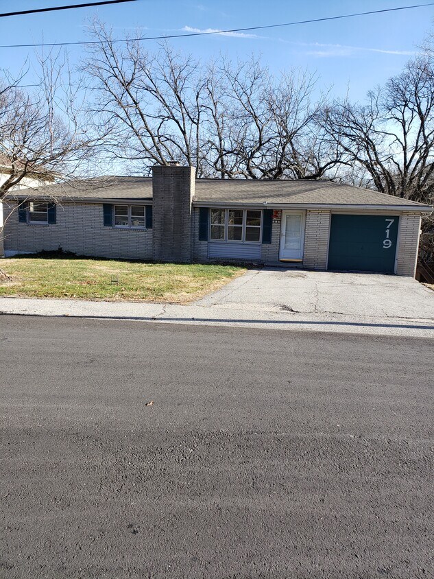 front - 719 NW South Shore Dr