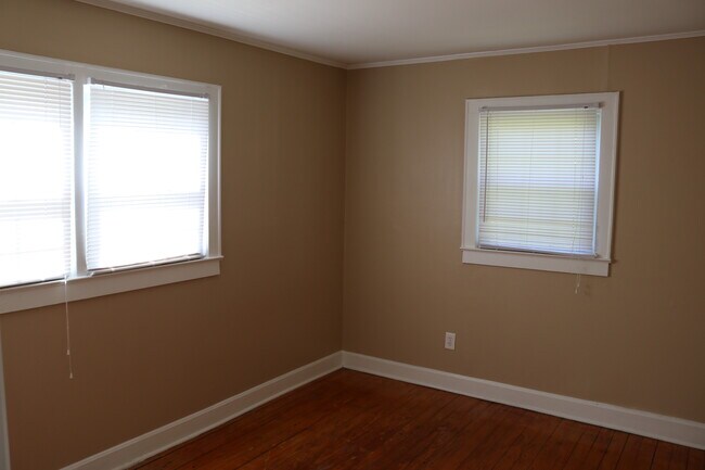 Building Photo - 105 Hillcrest Cir