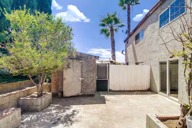 Deje que sus amigos peludos se diviertan al aire libre en este patio trasero cerrado. - 2304 E 14th St