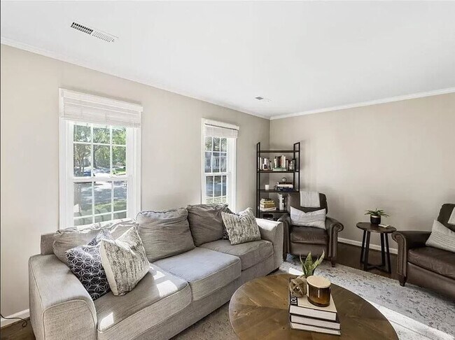 Foto del edificio - 9024 Covewood Rd