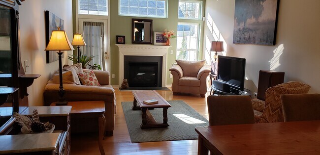 Gas fire place, patio door. Vaulted ceiling with ceiling fan - 316 Majesty Ct