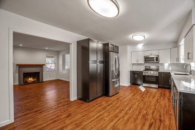 Building Photo - 3028 Plaza Blanca - Located in Park Plaza!...