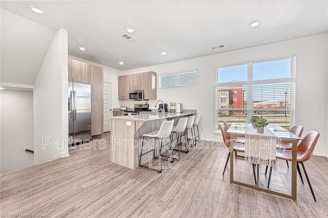 Foto del edificio - 1768 S Razorback Rd