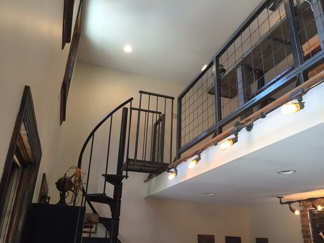 Foto del edificio - BEAUTIFUL, BRIGHT AND OPEN 1 BED, 1 BATH  HOUSE IN HEART OF NORTHSIDE- AVAIL NOW!