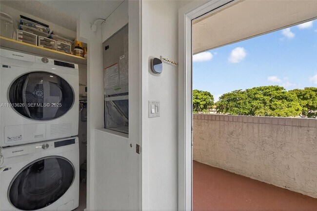 Foto del edificio - 8900 Washington St