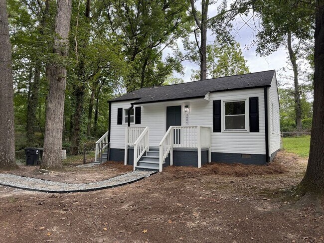 Building Photo - Charming Newly Renovated Home in Greensbor...
