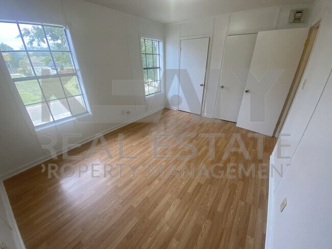 Building Photo - 2166 Babe