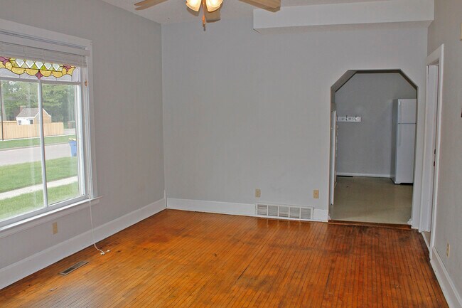 Building Photo - 927 7th St