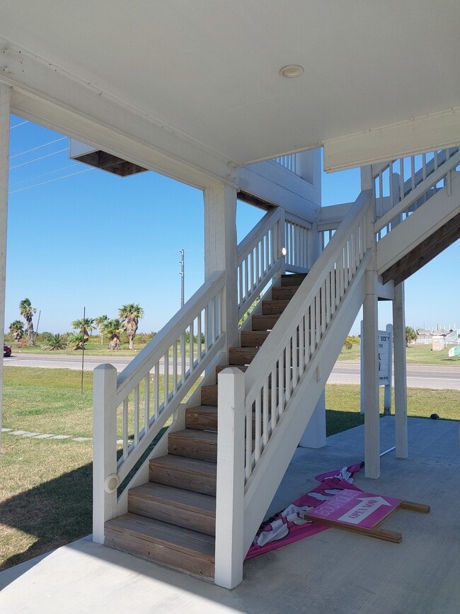 Building Photo - 999 S Redfish