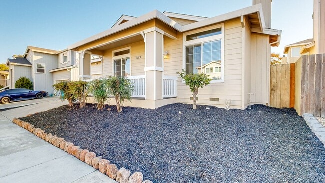 Building Photo - Gorgeous 3 Bedroom 2 Bathroom Single Famil...