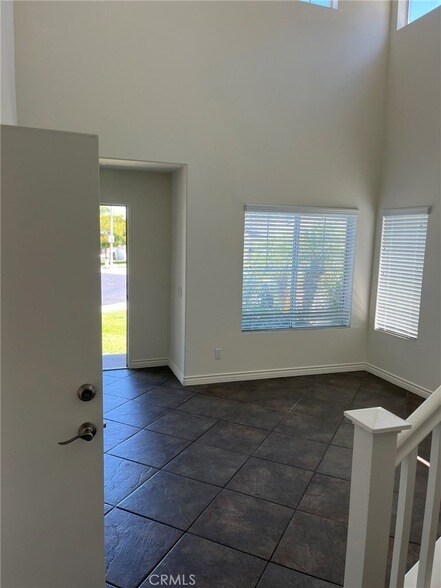 Building Photo - 762 St James Dr