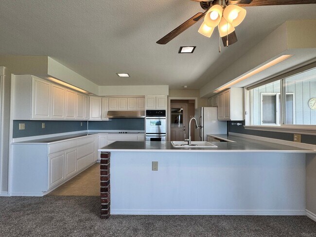 Foto del edificio - Large lower valley home, freshly remodeled...