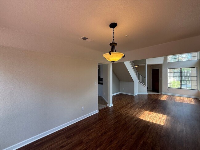 Building Photo - Beautiful 4B/2.5BA House in Vista w/ Attac...