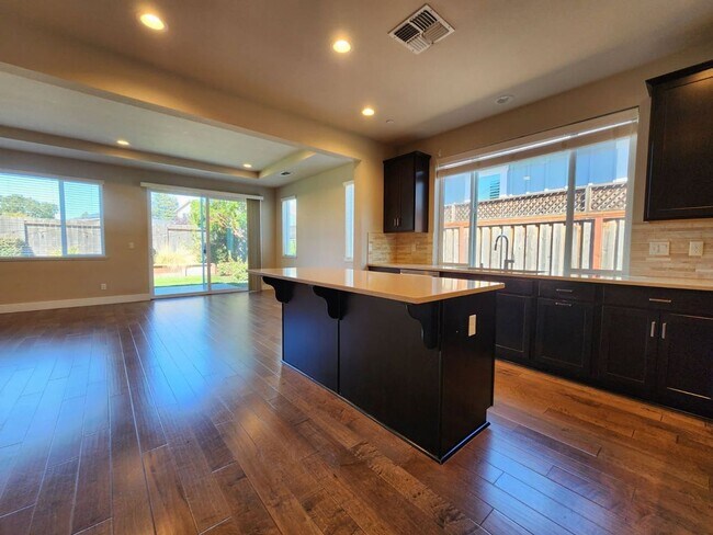 Building Photo - 3 Bedroom for Rent