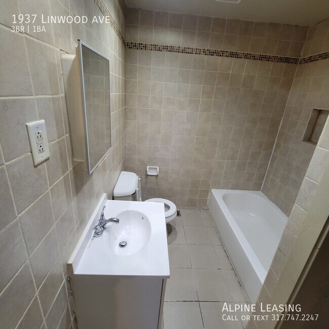 Foto del edificio - North-East side Great three bedroom, One b...