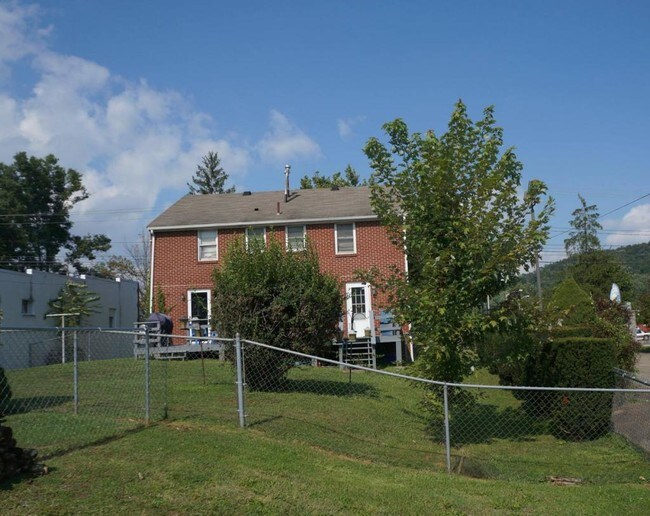 Building Photo - 1516 Apt 2, Nutter Fort, WV 26301