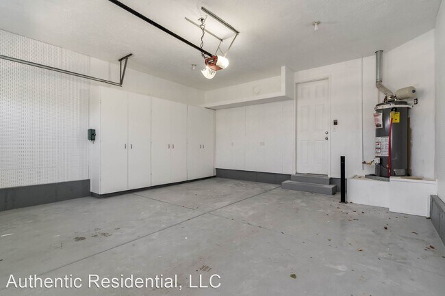 Building Photo - 4 br, 2 bath House - 1051 W York Dr