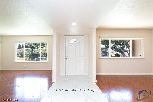 Foto del edificio - 1789 Commodore Dr