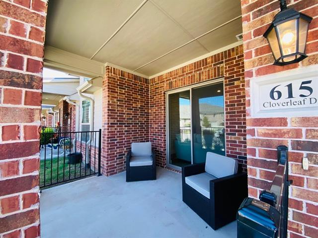 Foto del edificio - 615 Cloverleaf Dr