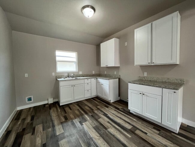 Building Photo - 8109 Glider Ave