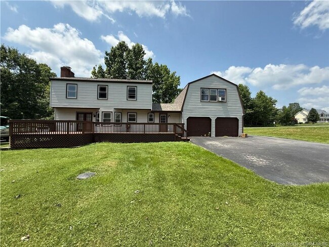 Foto del edificio - Golf course views in Floyds Knobs!