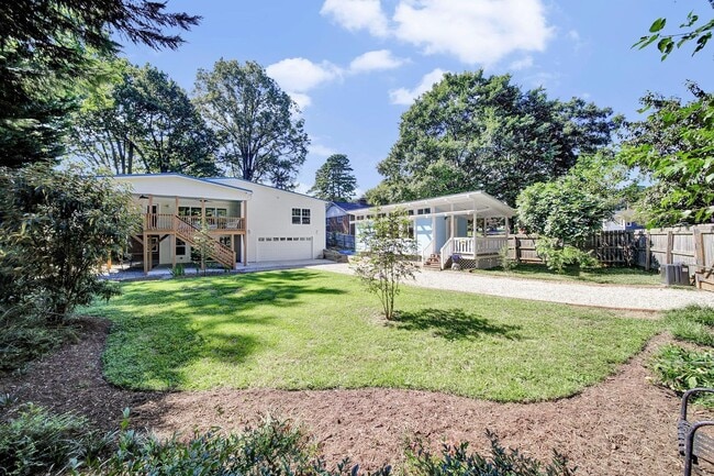 Foto del edificio - Luxury Living in Elegant Country Club Heig...