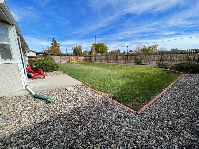Building Photo - 688 Pinyon Dr