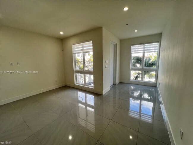 Building Photo - 3 br, 3 bath House - 10260 NW 63rd Ter Apt...