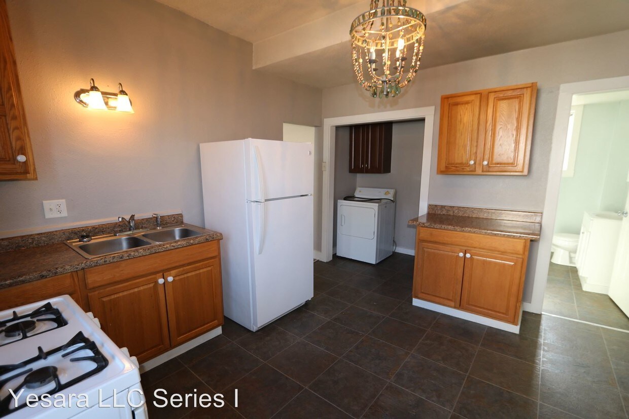 Primary Photo - 1213-1213 1/2 Angular St
