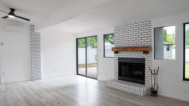 Building Photo - 15 N Saturn Ave