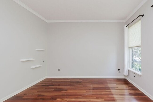Building Photo - Stunning 4-Bed, 3.5-Bath Home in Sought-Af...