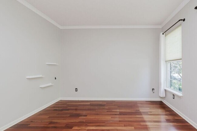 Foto del edificio - Stunning 4-Bed, 3.5-Bath Home in Sought-Af...