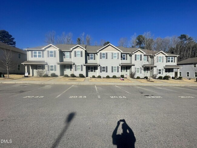 Foto del edificio - 2044 Wiggins Village Dr