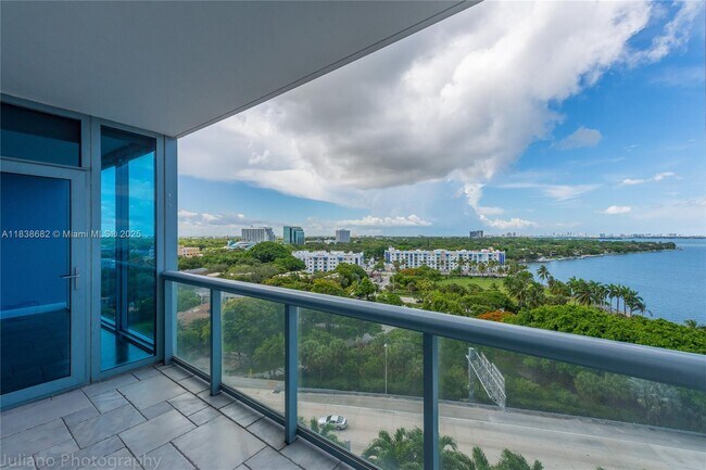 Foto del edificio - 601 NE 36th St