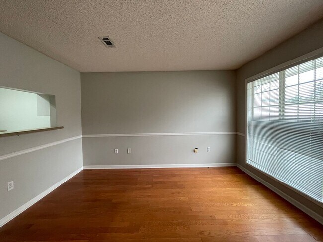 Foto del edificio - Dunwoody Townhomes - End Unit!