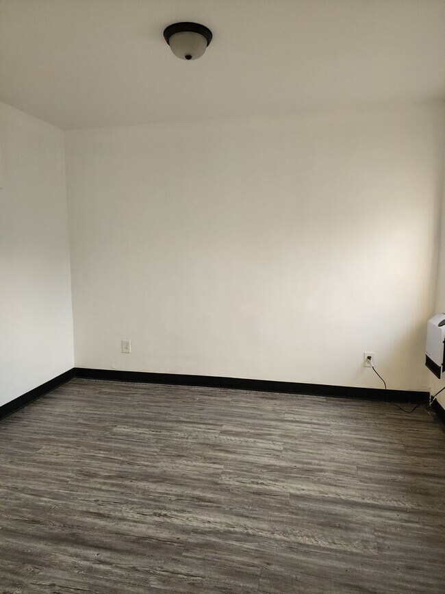 Foto del edificio - 1 bed 1 bath unit w/ shared laundry
