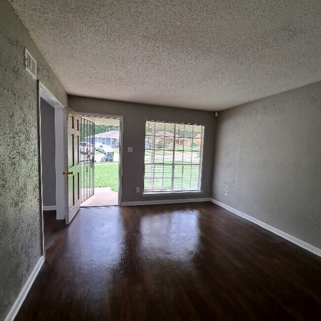 Building Photo - 2910 Elbert Dr