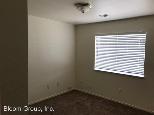 Building Photo - 989 Robin Ct